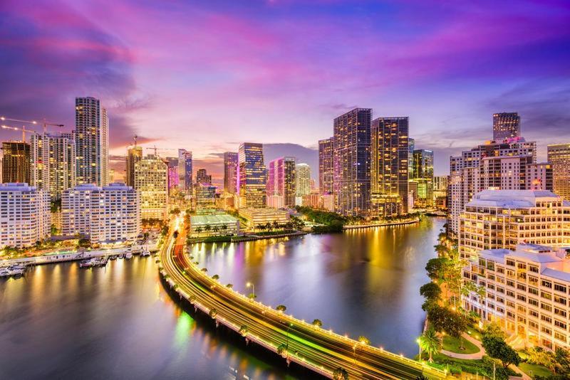 Iconic Luxurious 2 Bedroom Poolview & Bay View Downtown