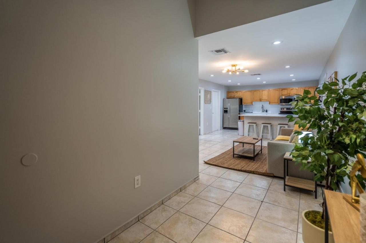Apartment Renovated 2 Bd W/ Private Parking, Gallery & W/d