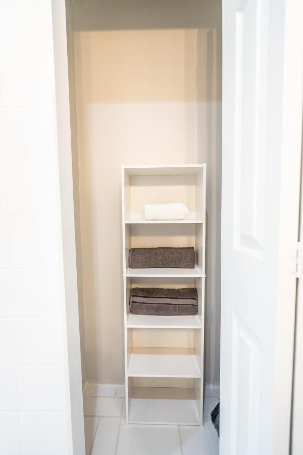 Apartment Renovated 2 Bd W/ Private Parking, Gallery & W/d