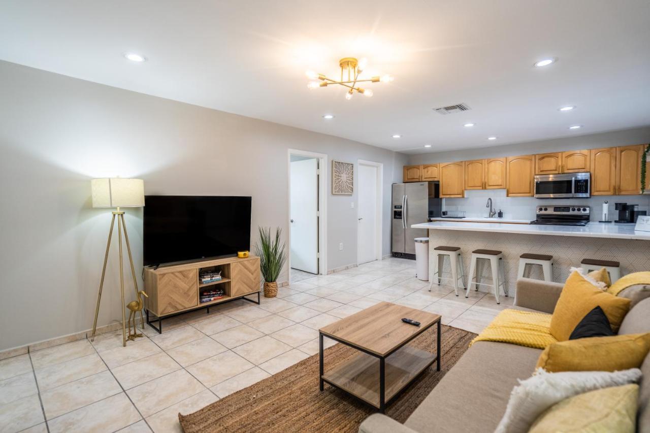 Apartment Renovated 2 Bd W/ Private Parking, Gallery & W/d