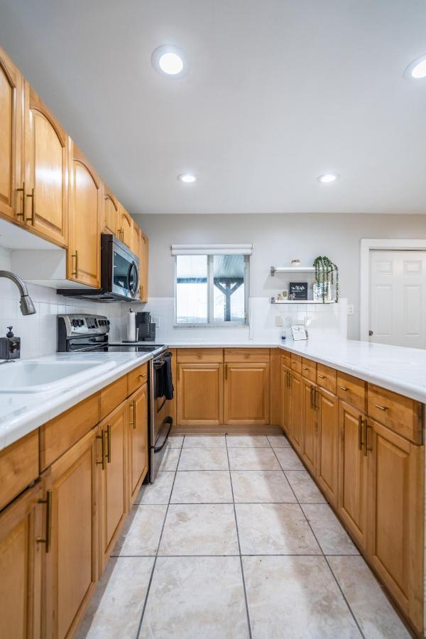 Renovated 2 Bd W/ Private Parking, Gallery & W/d Apartment *