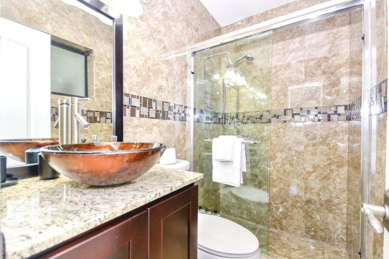 Five Bedroom With Pool In Highland Lakes Near Aventura Mall Villa *