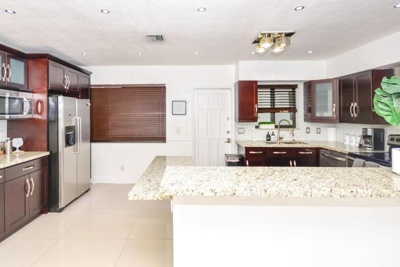 Villa Five Bedroom With Pool In Highland Lakes Near Aventura Mall
