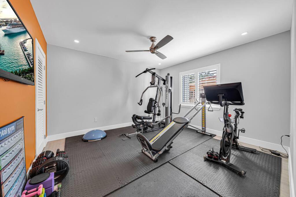 Centrally Located W/ Pool & Gym ! * Miami