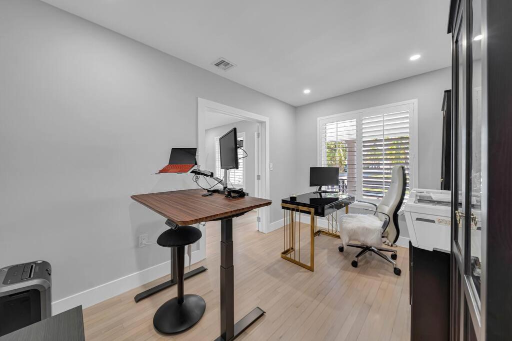 Centrally Located W/ Pool & Gym ! Villa *