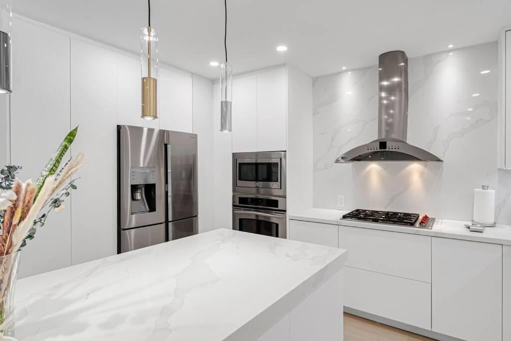 Centrally Located W/ Pool & Gym ! Miami