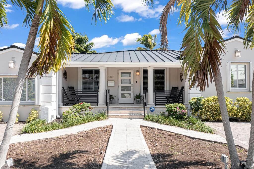 Villa Centrally Located W/ Pool & Gym !