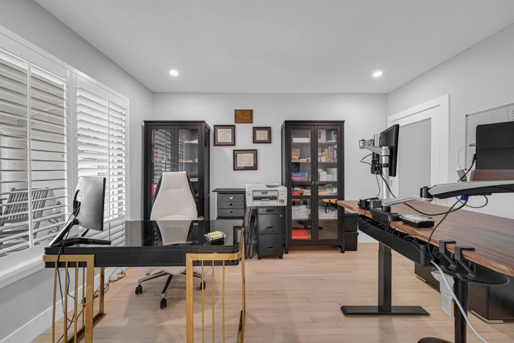 Villa Centrally Located W/ Pool & Gym ! Miami
