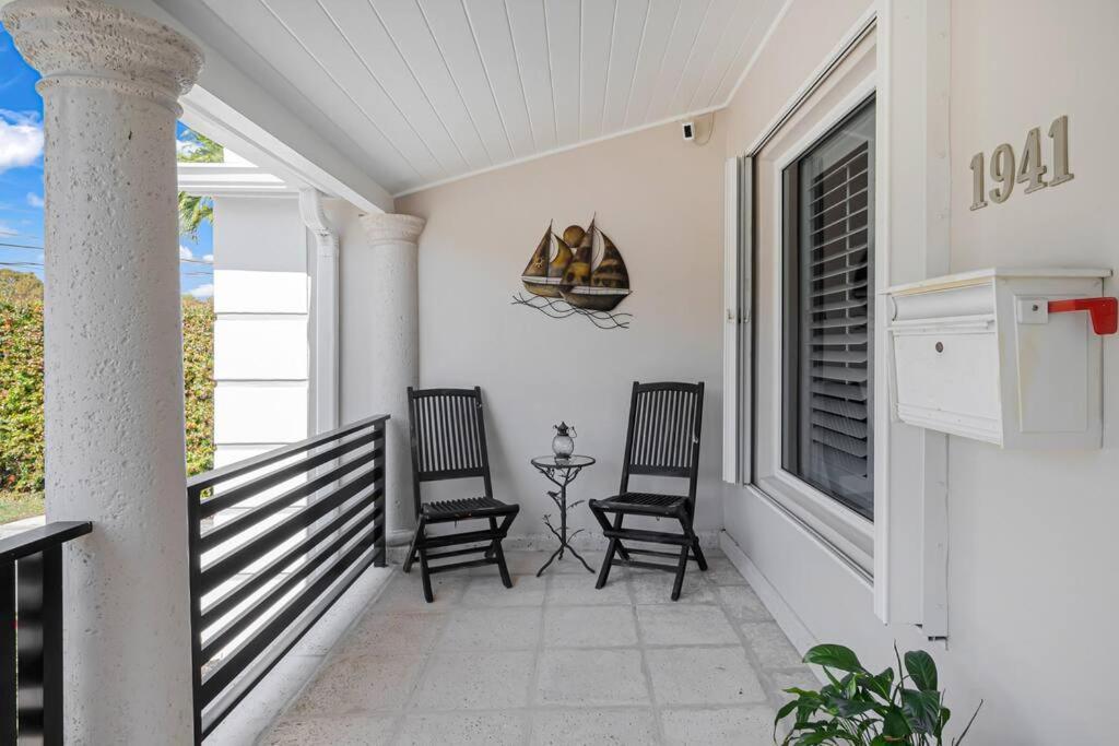 Villa Centrally Located W/ Pool & Gym ! *