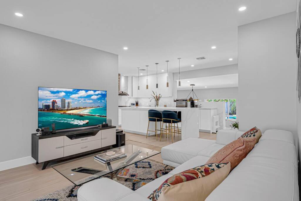 Centrally Located W/ Pool & Gym ! Villa *