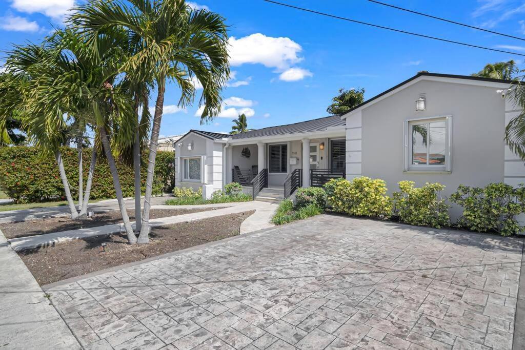 Centrally Located W/ Pool & Gym !