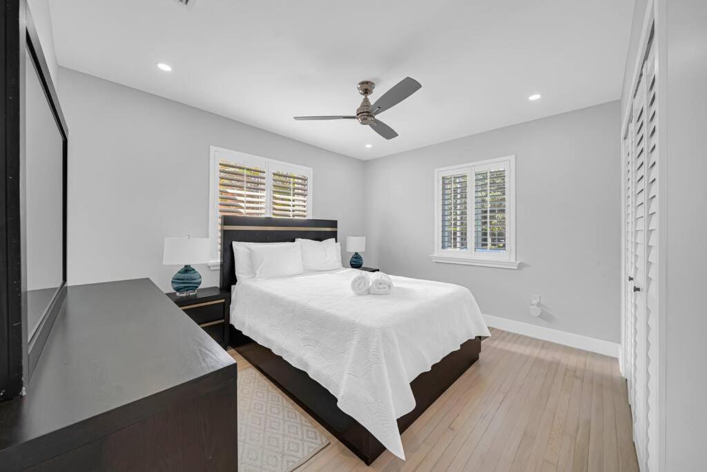 Centrally Located W/ Pool & Gym ! * Miami