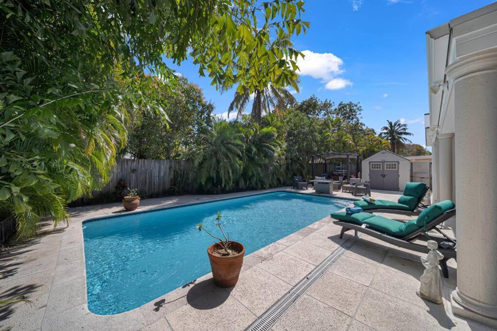 Centrally Located W/ Pool & Gym ! Villa