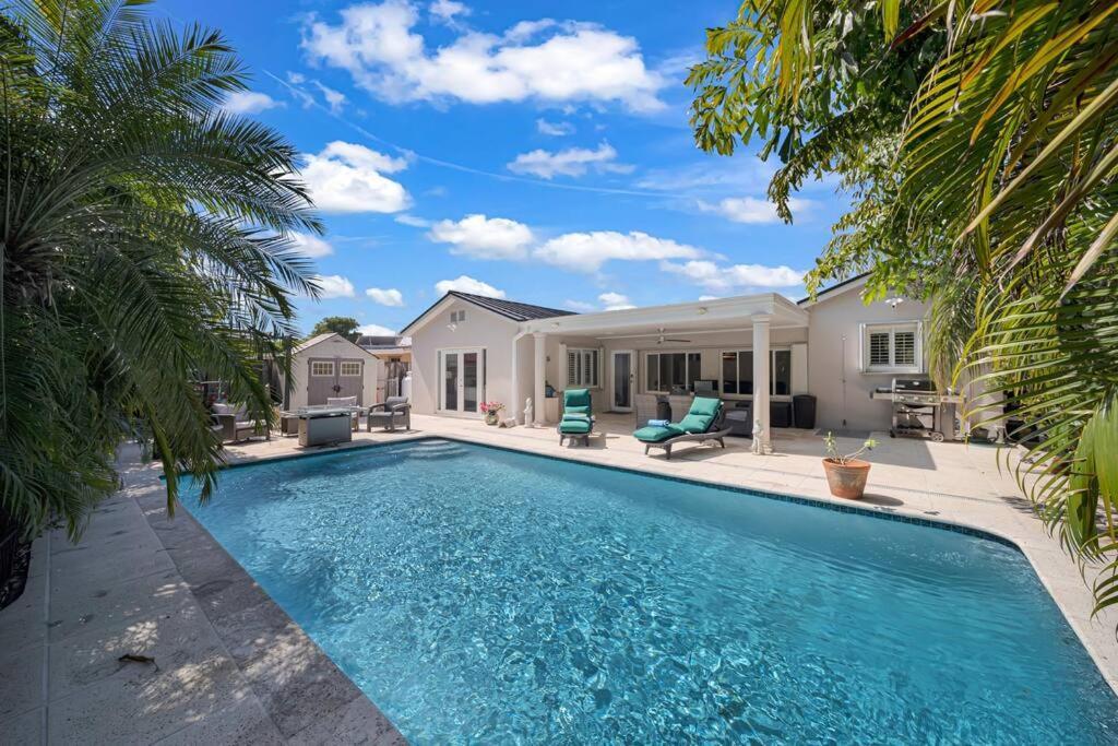 Centrally Located W/ Pool & Gym ! * Miami