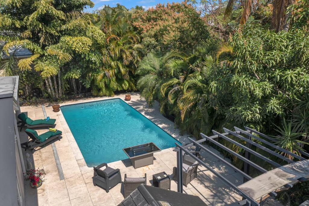 Centrally Located W/ Pool & Gym ! * Miami