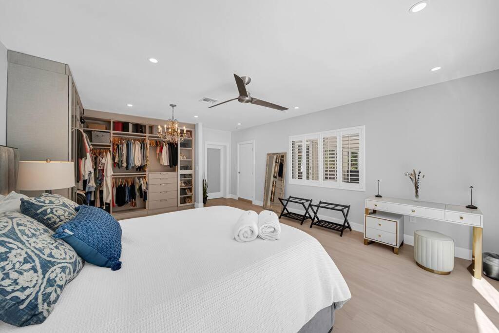 Centrally Located W/ Pool & Gym ! Miami