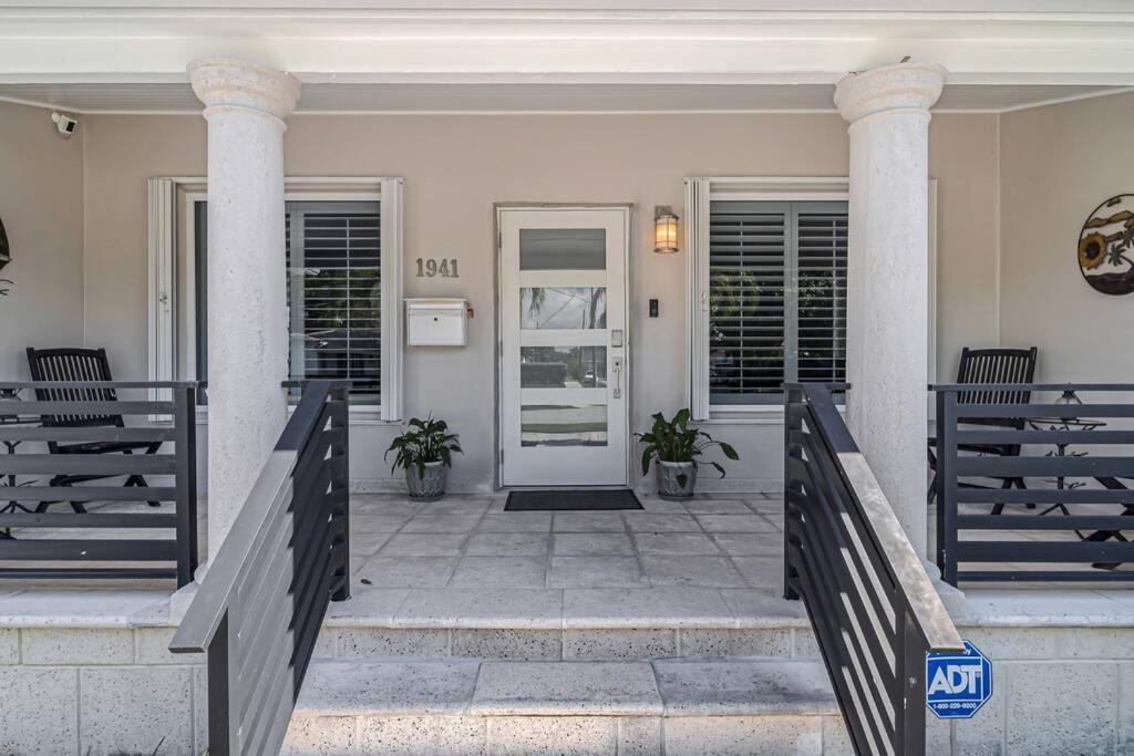Centrally Located W/ Pool & Gym !
