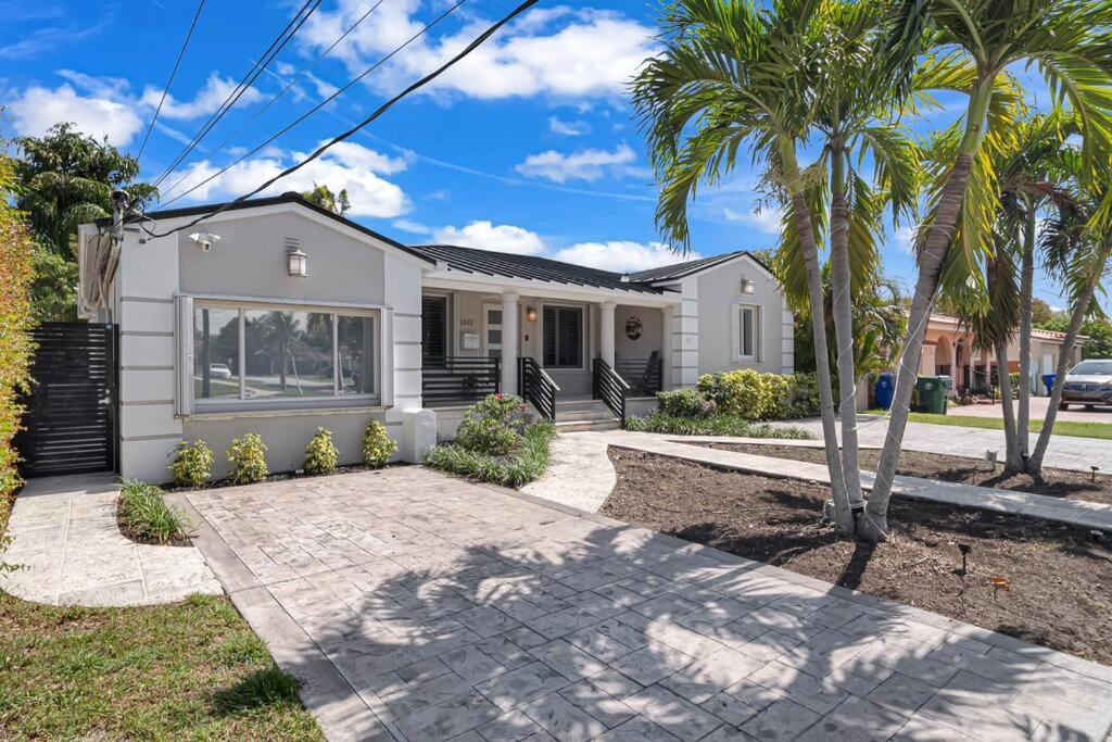 Villa Centrally Located W/ Pool & Gym !