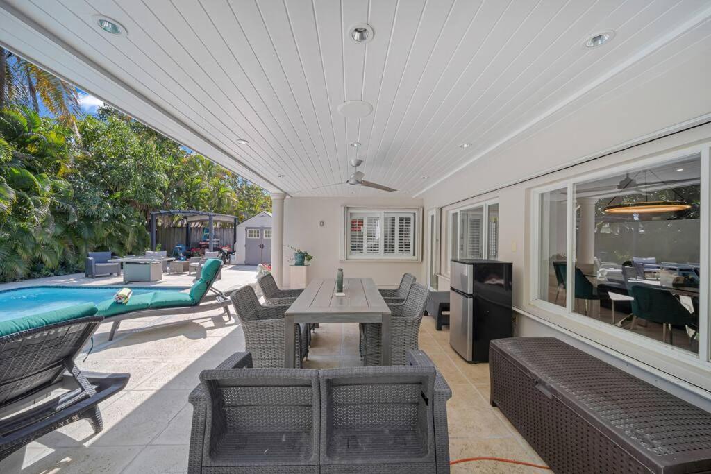 Villa Centrally Located W/ Pool & Gym ! *