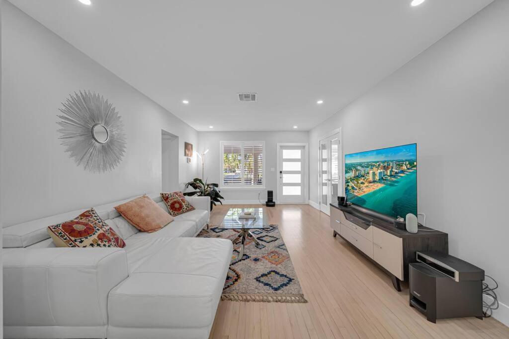 Centrally Located W/ Pool & Gym ! * Miami