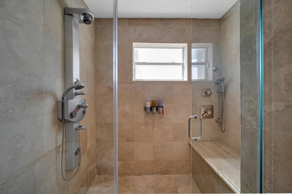 Centrally Located W/ Pool & Gym ! Villa Miami