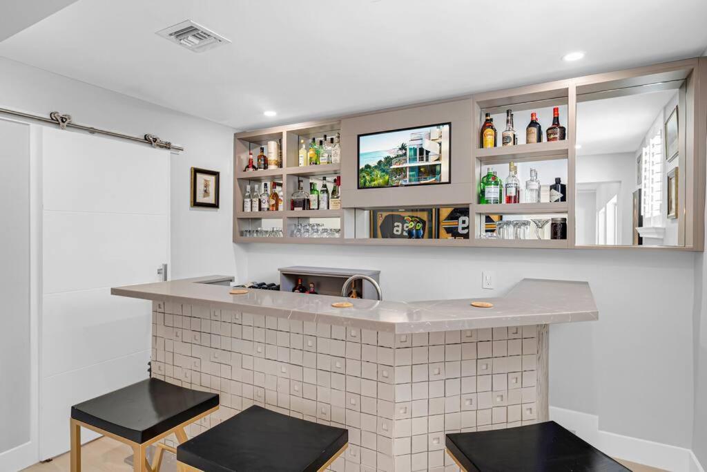Villa Centrally Located W/ Pool & Gym !