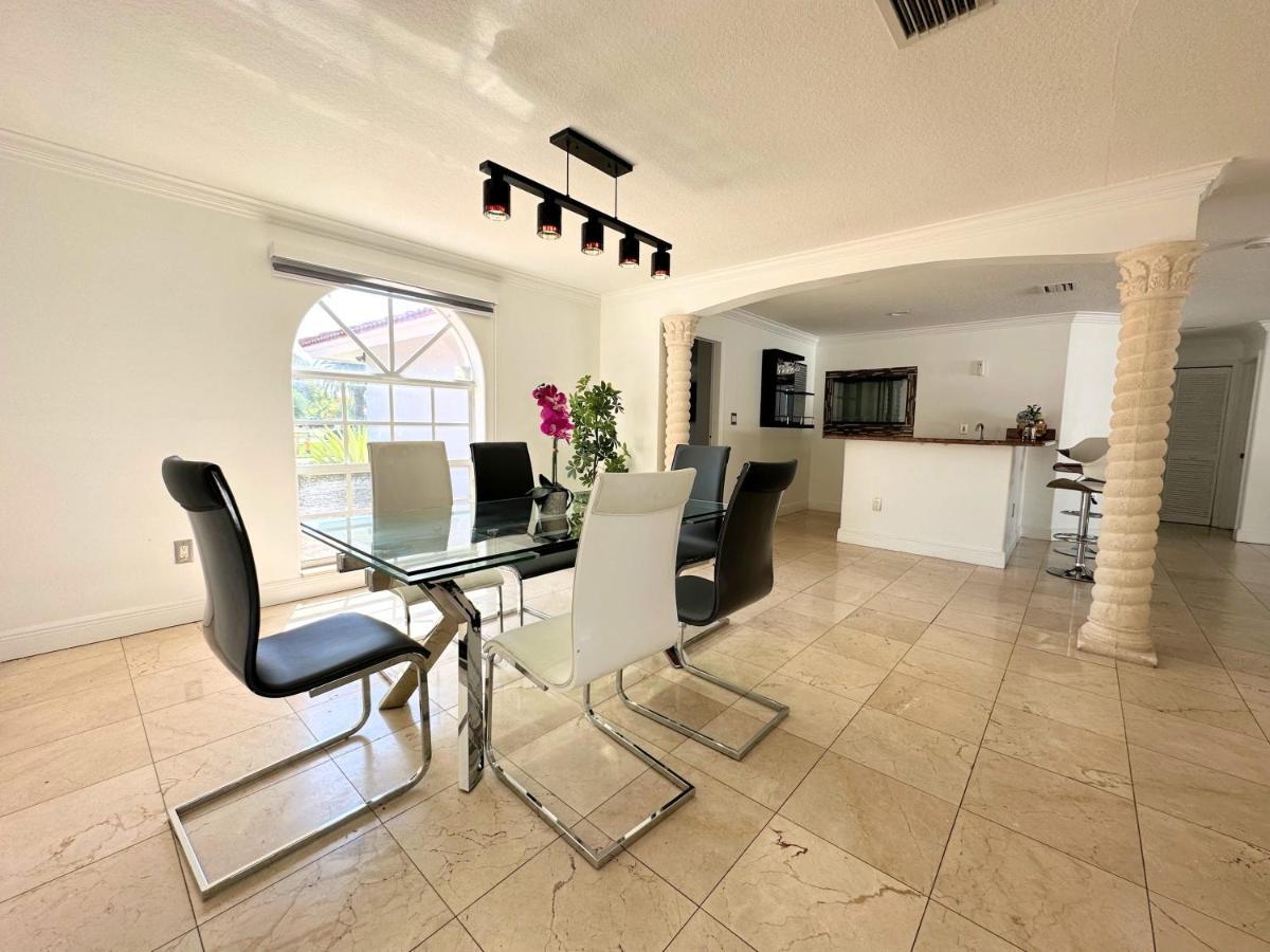 Holiday home Spacious And Luxurious 4bd 3br House Pool Tub Bbq Private *