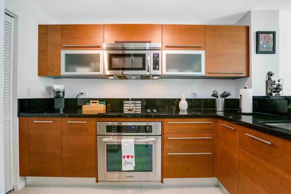 And Luxurious Living In Downtown * Miami