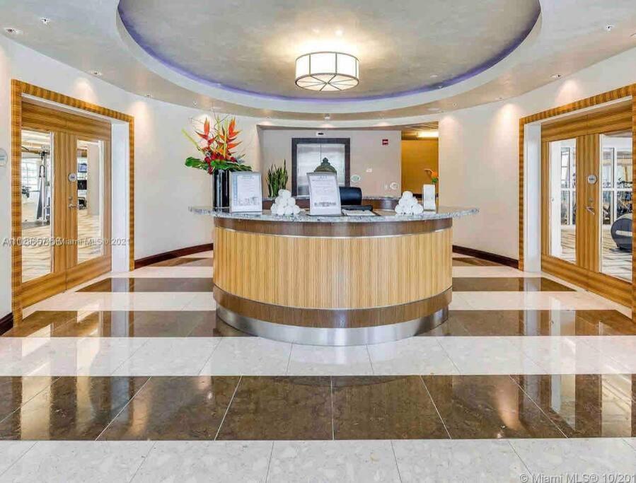 Apartment And Luxurious Living In Downtown *