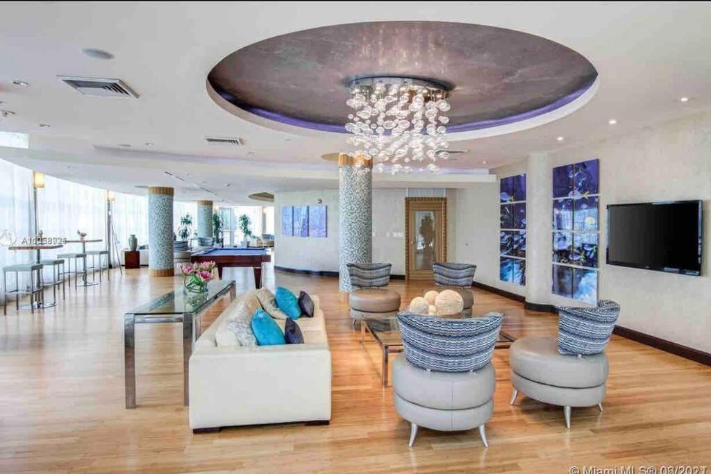 Apartment And Luxurious Living In Downtown *