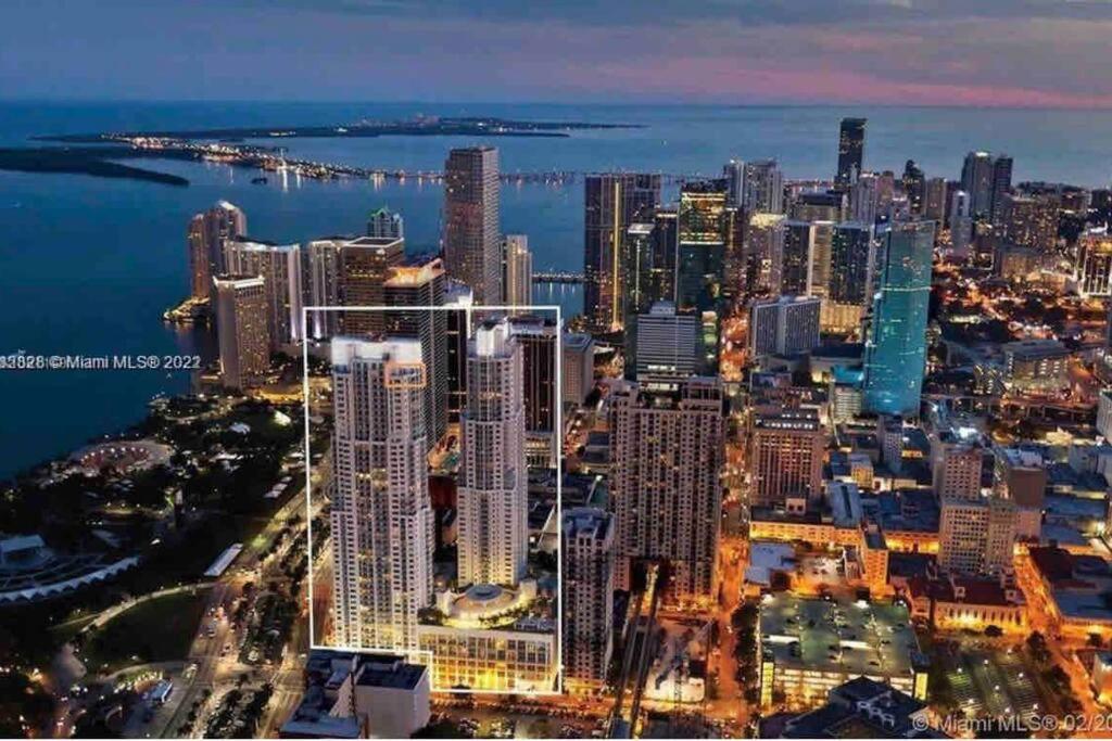 Apartment And Luxurious Living In Downtown *