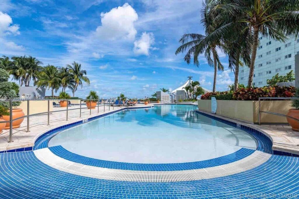 And Luxurious Living In Downtown * Miami