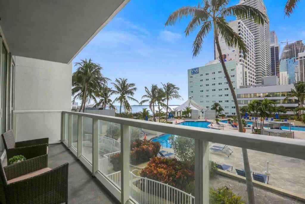 Apartment And Luxurious Living In Downtown *