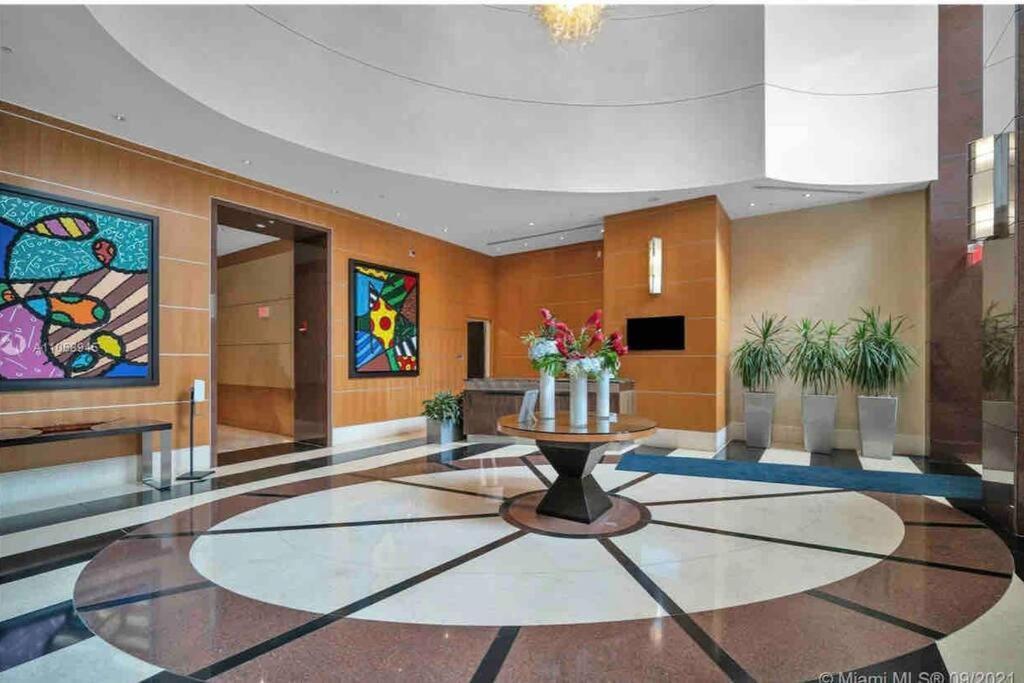 And Luxurious Living In Downtown Apartment Miami