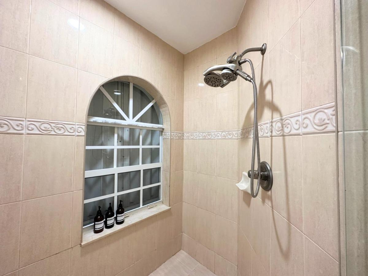 Spacious And Luxurious 4bd 3br House Pool Tub Bbq Private Holiday home *