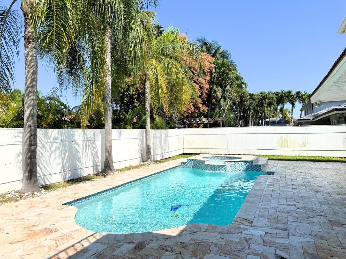 Holiday home Spacious And Luxurious 4bd 3br House Pool Tub Bbq Private Miami