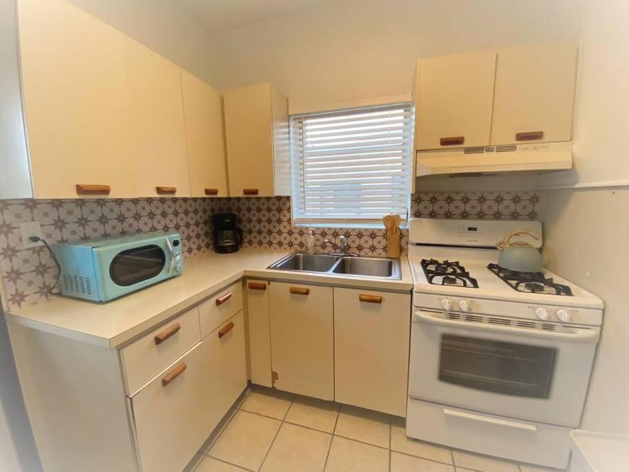 Tropical Charm Little Havana Calle Ocho 2 Apartment