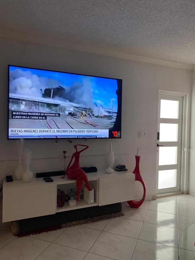 Apartamento Beautiful House 7 Min From Airport W Free Parking