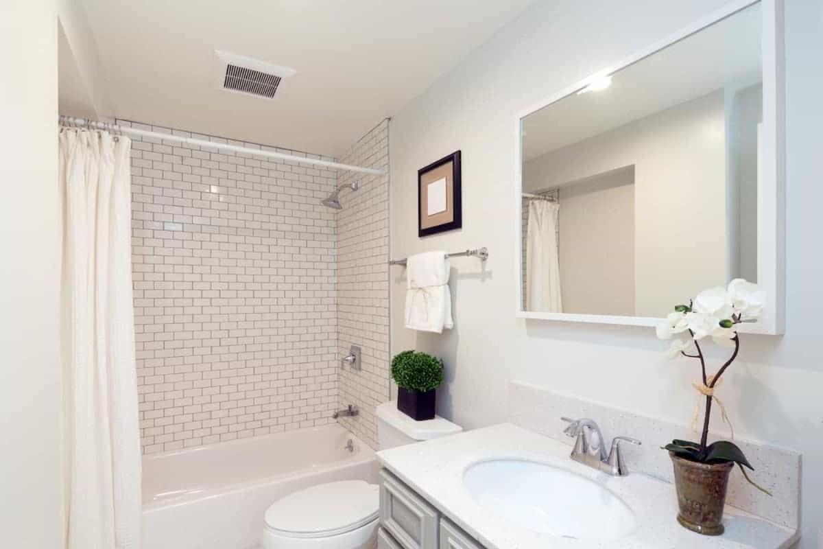 Iconic Luxurious 2 Bedroom Poolview & Bay View Downtown Apartment *