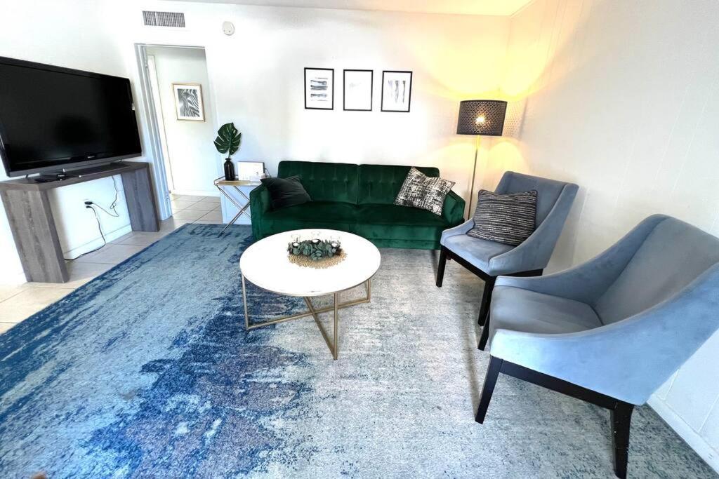 Apartment Location! In Coconut Grove With Parking Miami