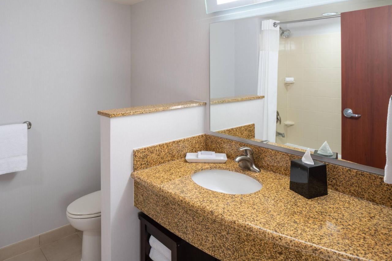 Hotel Courtyard By Marriott Airport