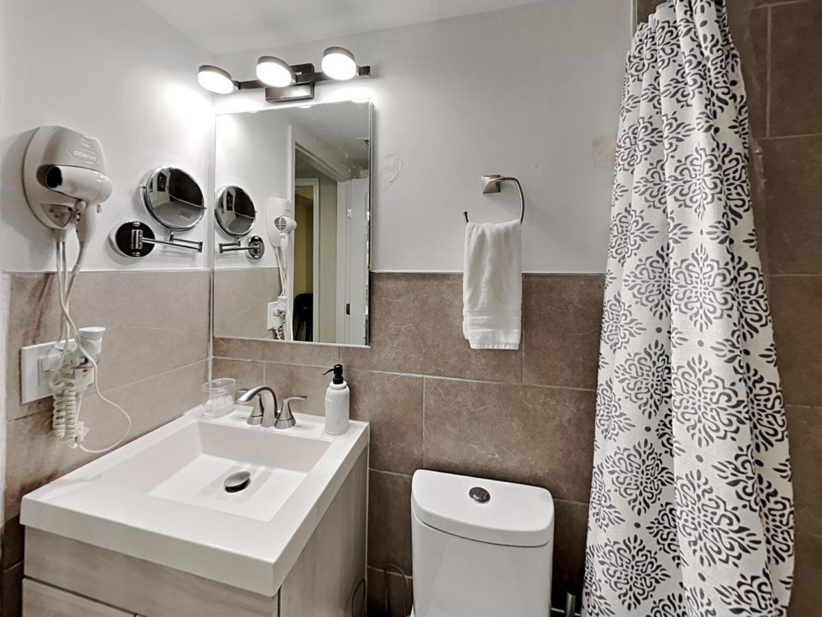 Townhouse With Patio, Gazebo, Free Parking, Centrally Located Holiday home Miami
