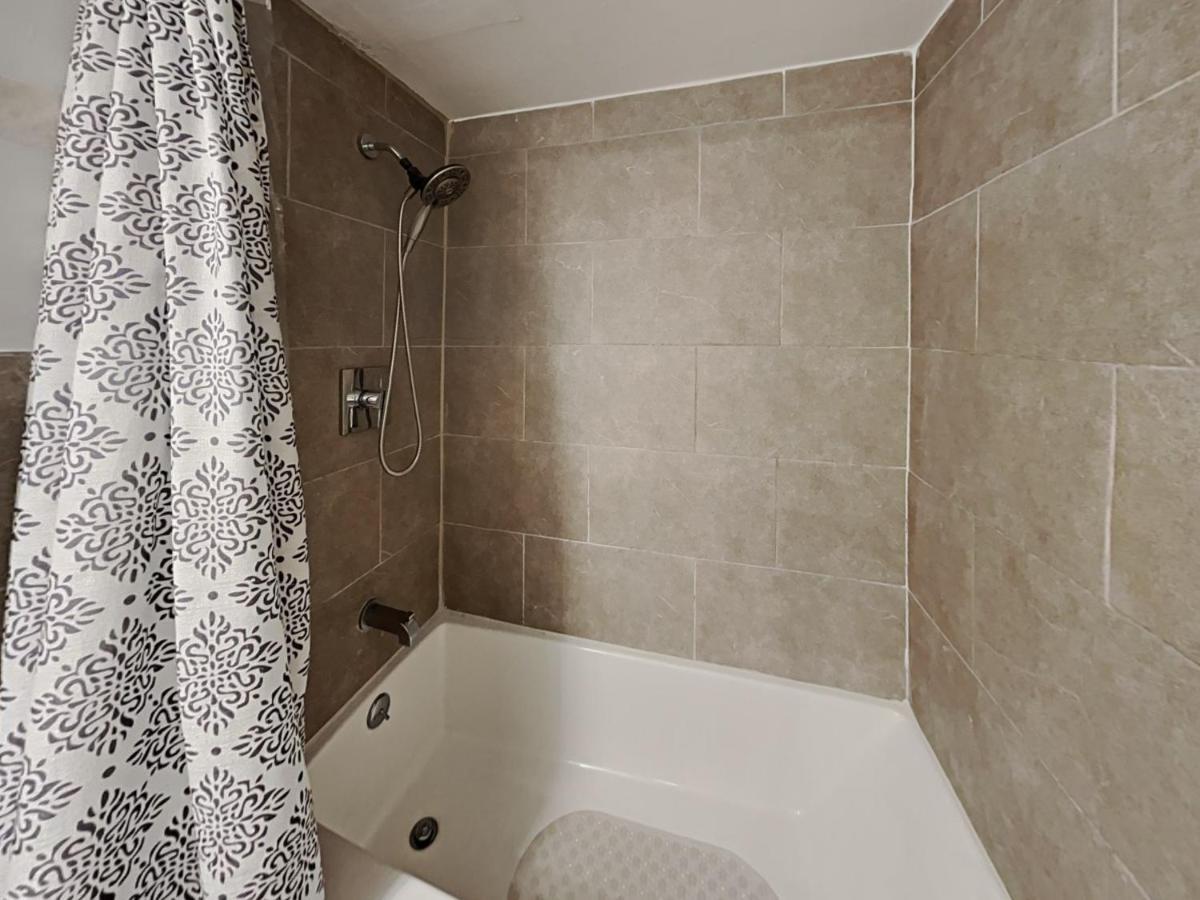 Townhouse With Patio, Gazebo, Free Parking, Centrally Located *