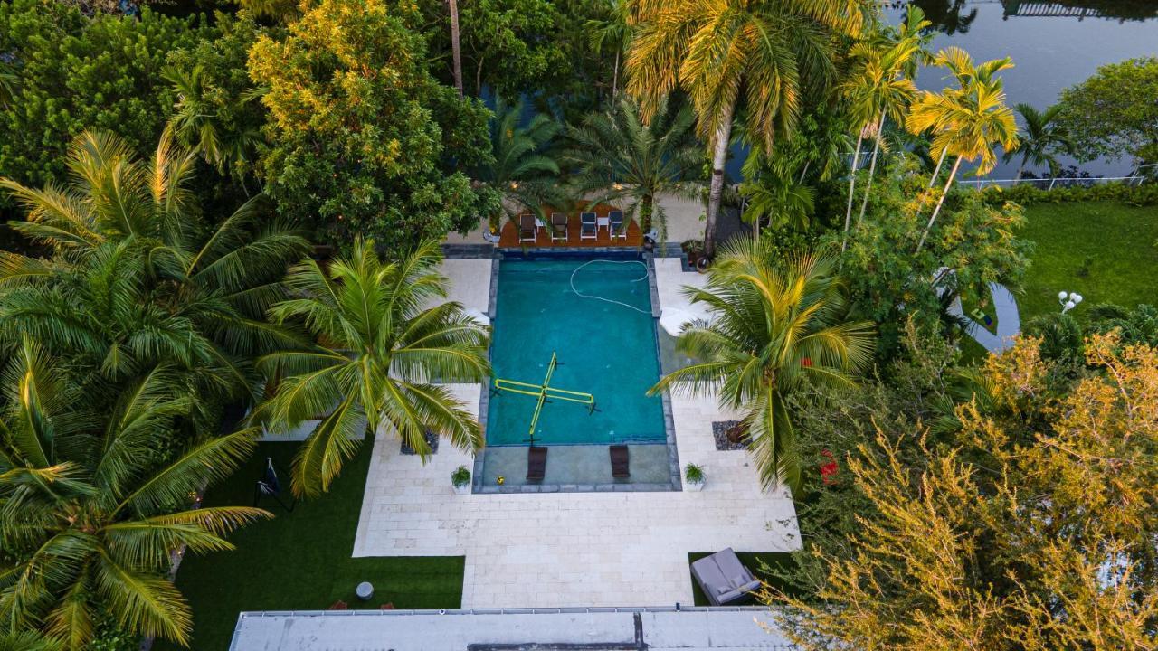 Villa Waterfront By The Glamhomes