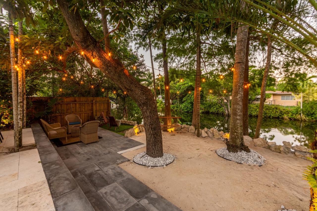 Villa Waterfront By The Glamhomes
