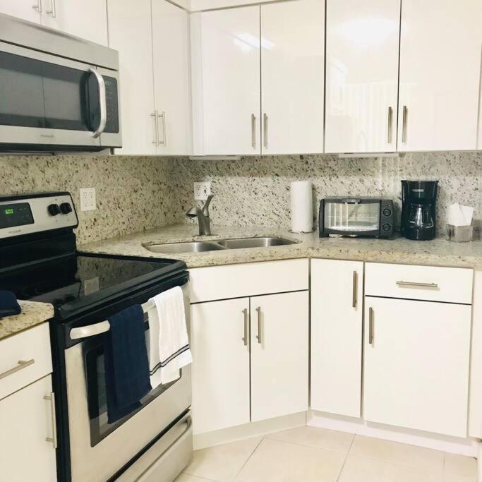 Location! In Coconut Grove With Parking * Miami