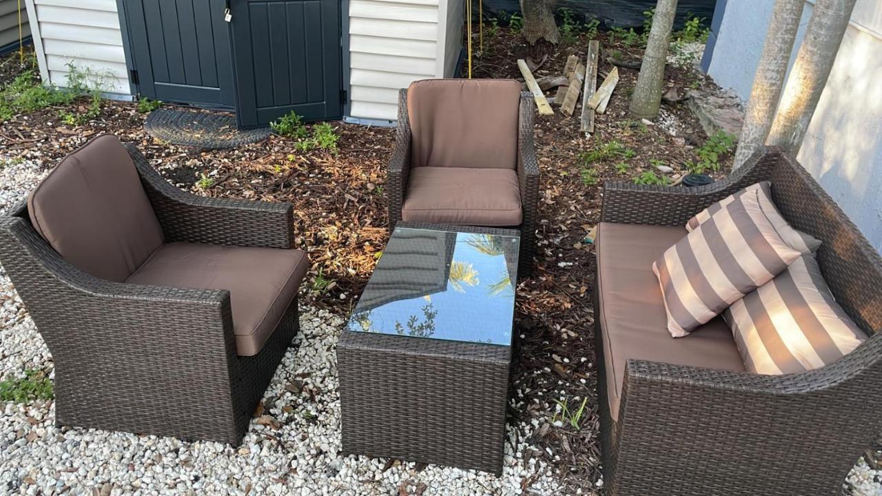 Townhouse With Patio, Gazebo, Free Parking, Centrally Located Holiday home