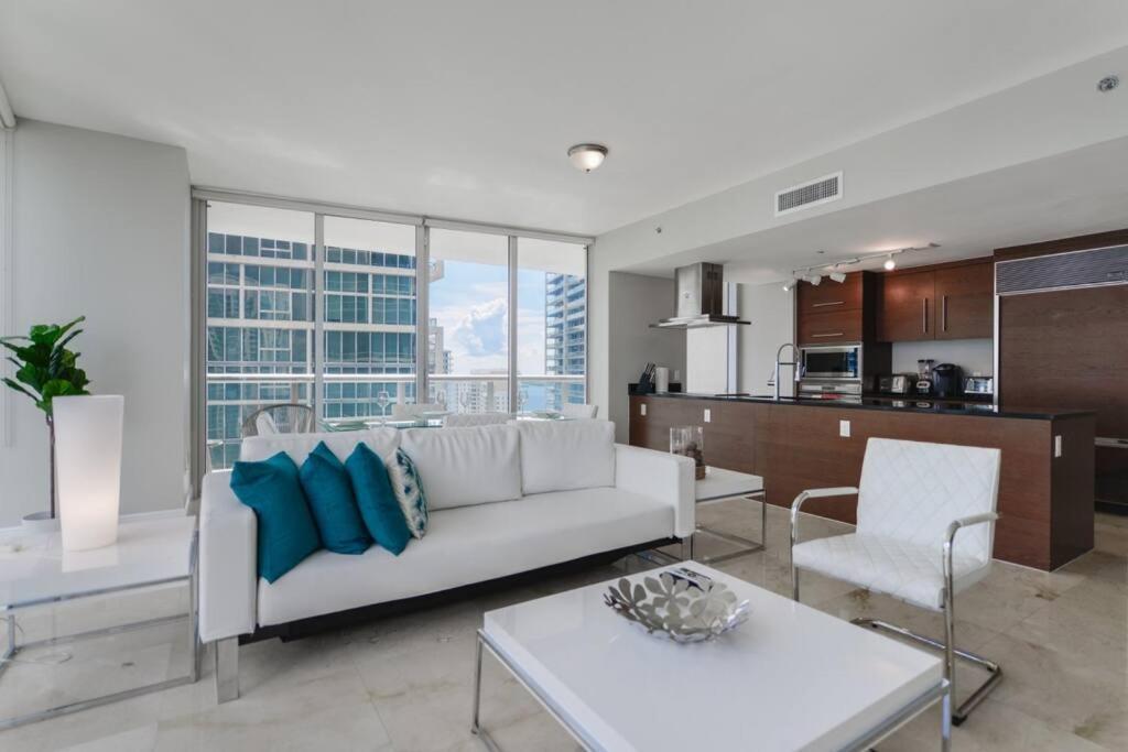 Wonderful 2 Bedroom Icon Brickell With Pool Apartment Miami