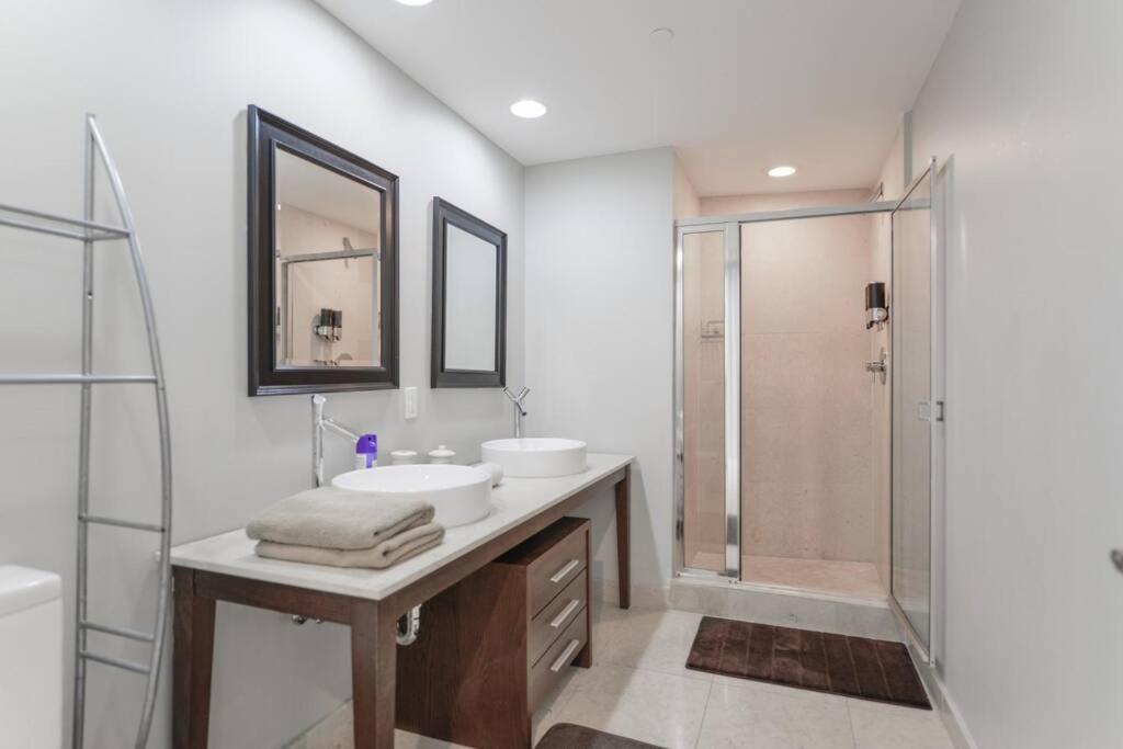 Wonderful 2 Bedroom Icon Brickell With Pool Apartment