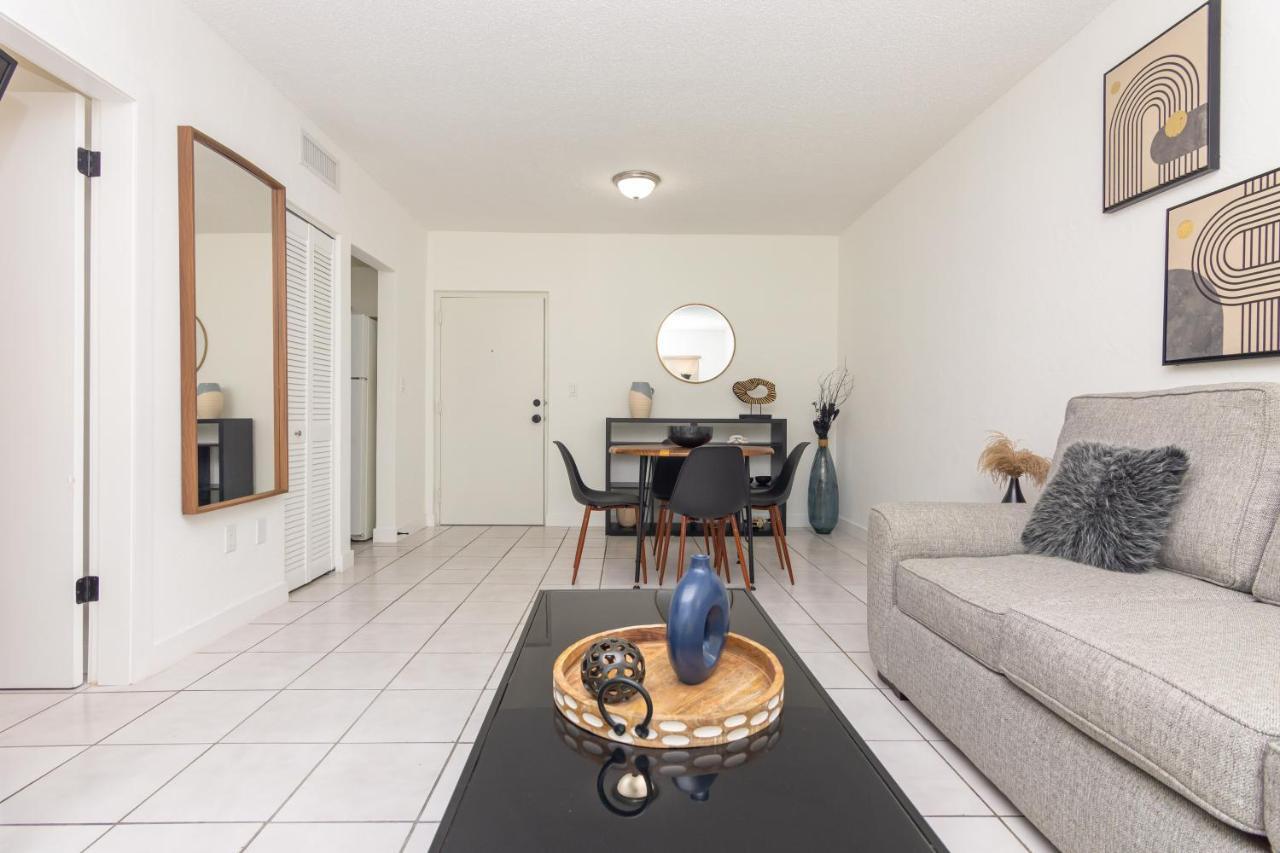 One Bedroom - With Parking & Balcony - Heart Of Wynwood Apartment *